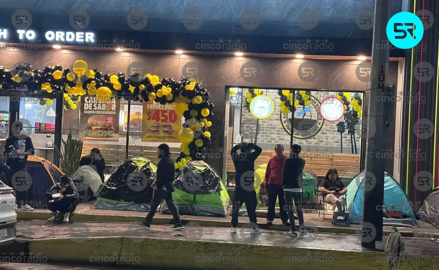 Largas filas y tiendas de campaña por hamburguesas gratis en la apertura de Carl’s Jr. en Tehuacán