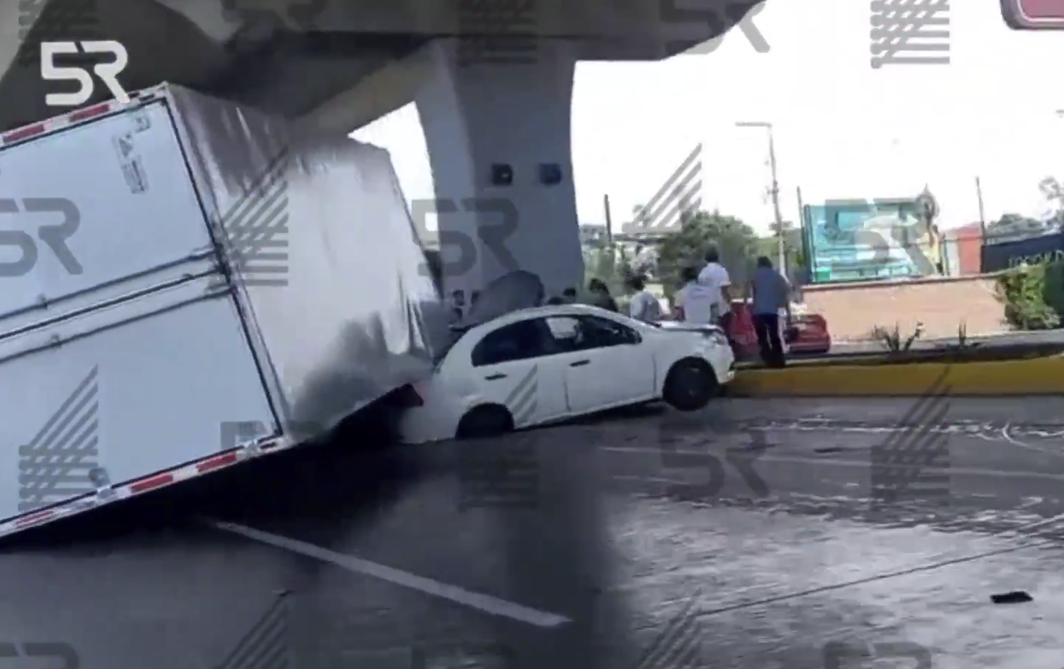 Otro accidente sacude la autopista México-Puebla este mediodía: camión volcado y caos vial