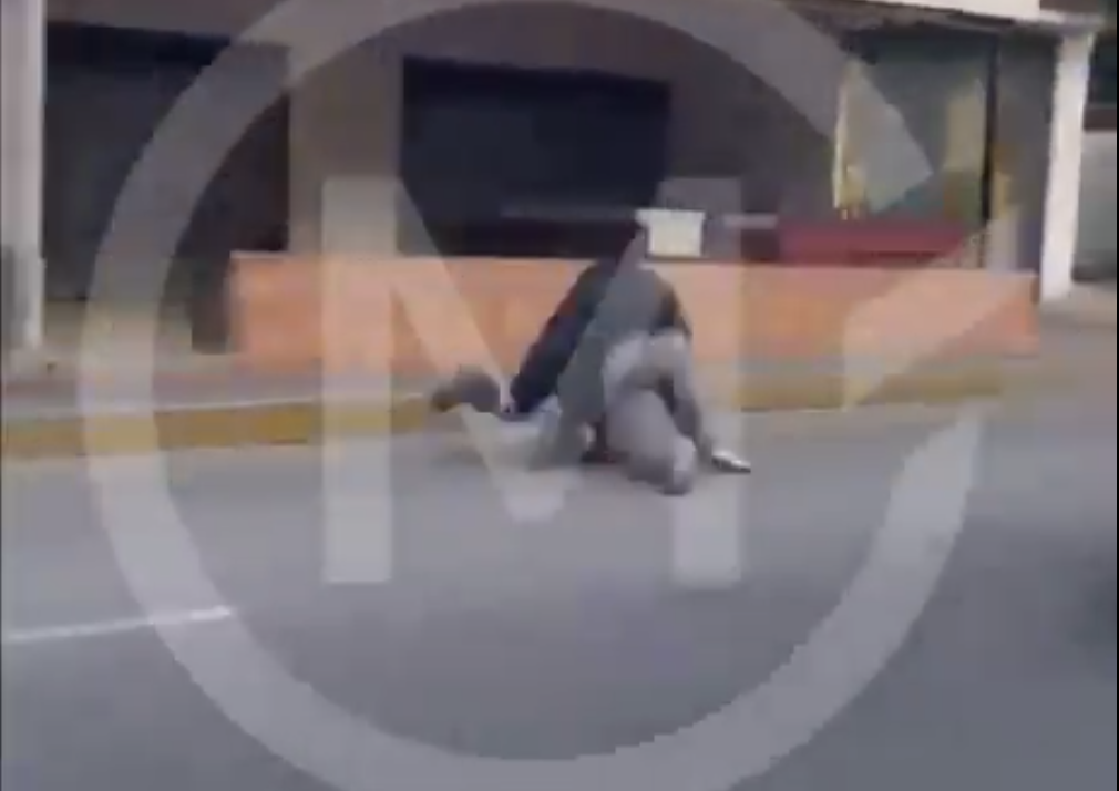 Violencia vial desatada: conductores se enfrentan a golpes tras choque en Calzada Zavaleta