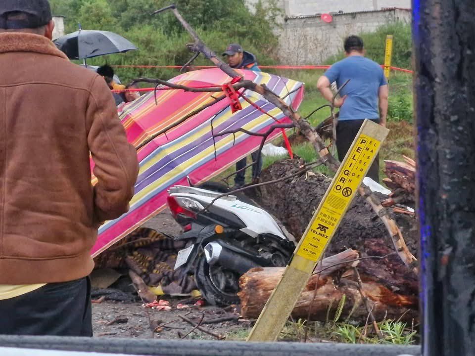 Tragedia en Texmelucan: un menor muere tras caerle un árbol mientras viajaba en motocicleta