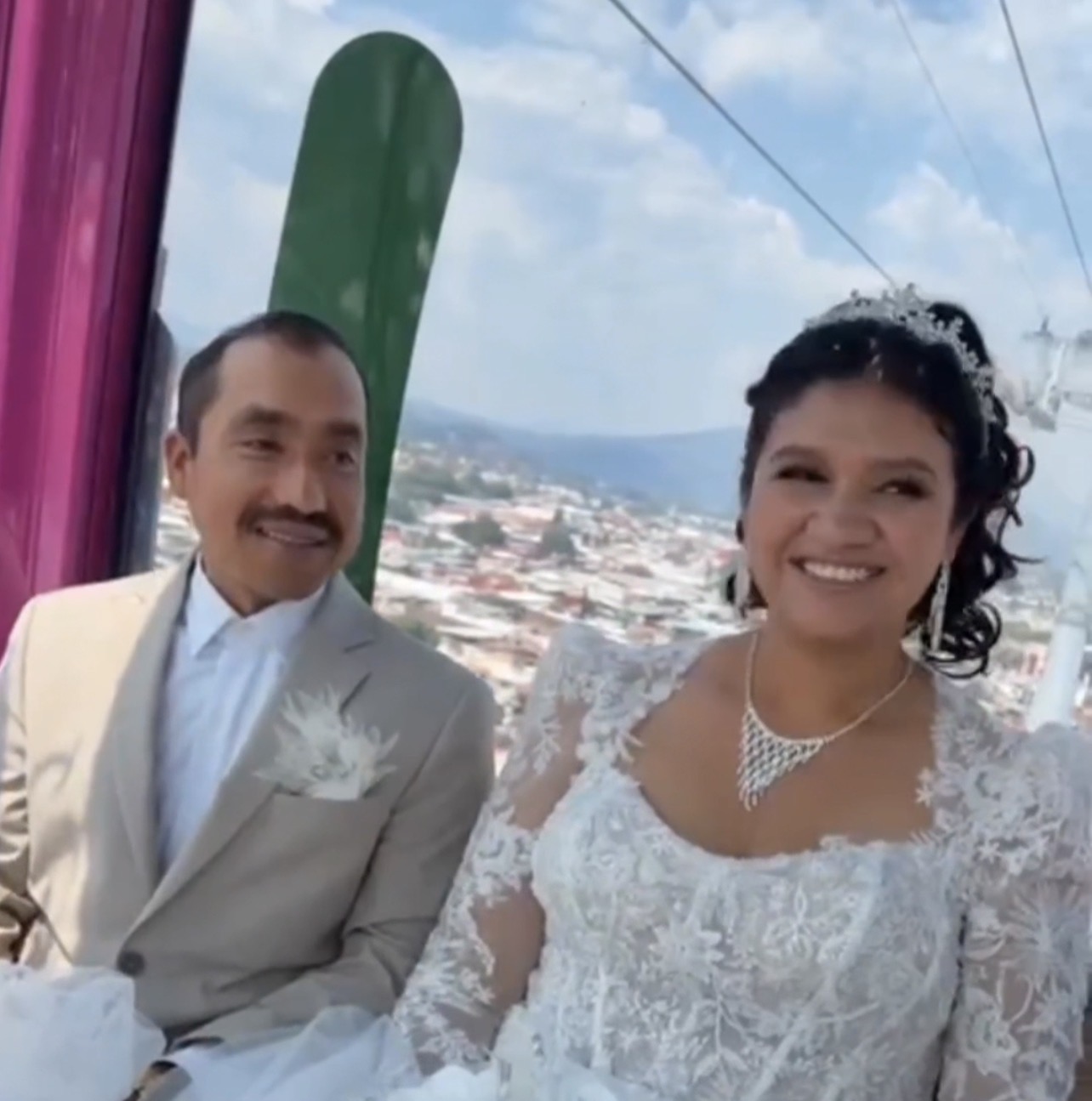 Ya vimos a los poblanos: Pareja convierte teleférico de Uruapan en escenario nupcial y sorprende a la ciudad