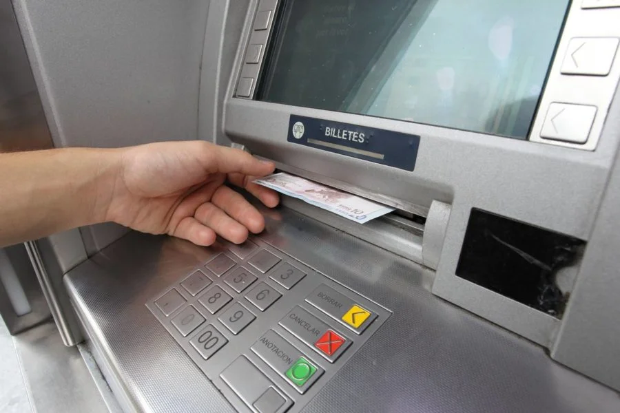 Modus operandi de robo en cajeros automáticos deja sin fondos a cuentahabiente en Plaza San Pedro