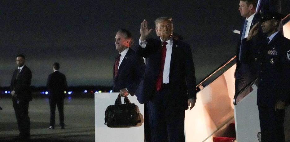 Trump amenaza con represalias tras derribo iraní de helicóptero Apache en Ormuz