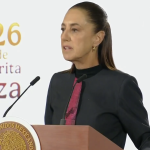 Activistas escalan la Estela de Luz y despliegan protesta en plena Ciudad de México antes del Mundial