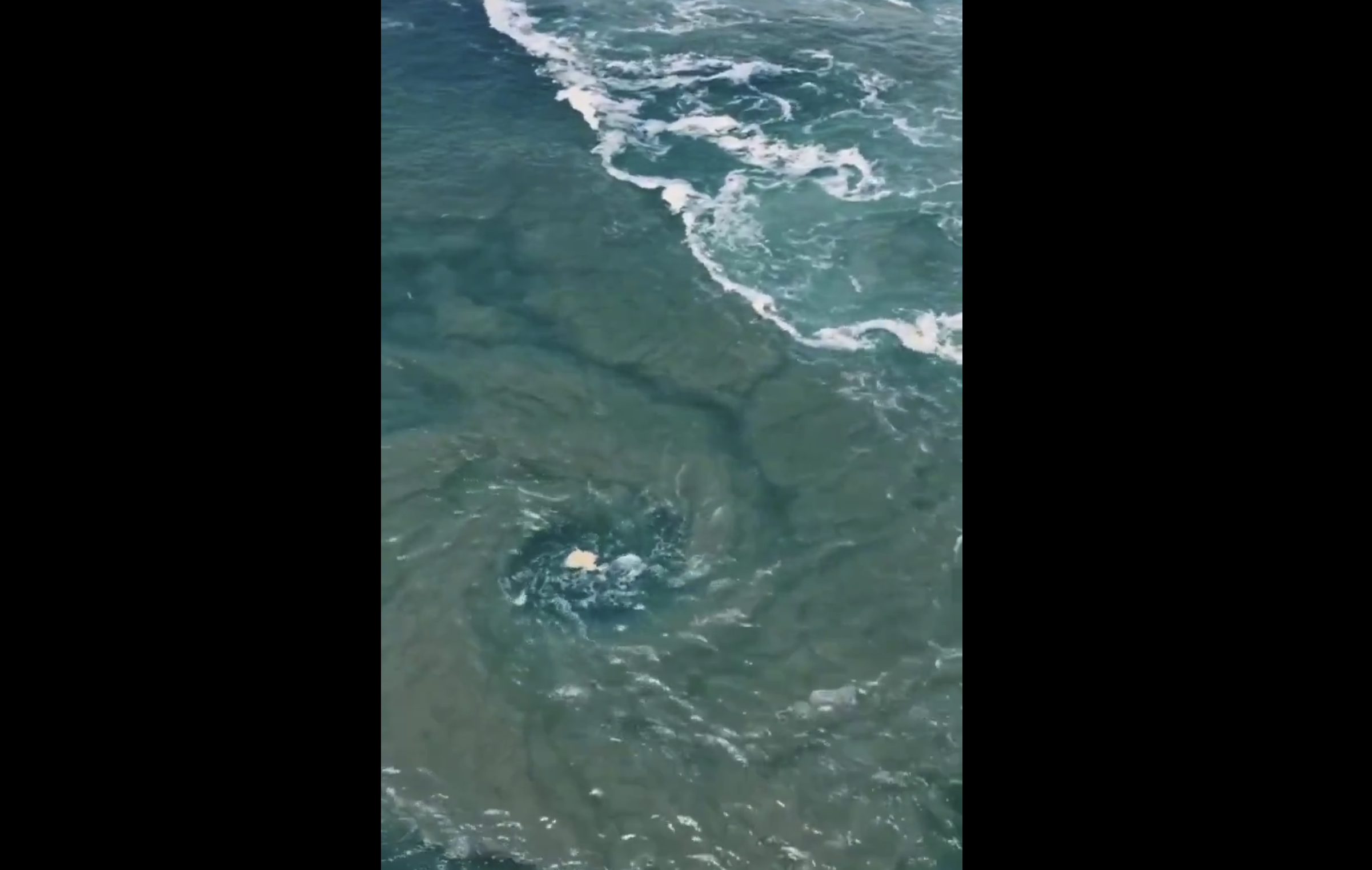 Impactante vórtice en la Bahía Principal de Puerto Escondido alerta a bañistas y surfistas
