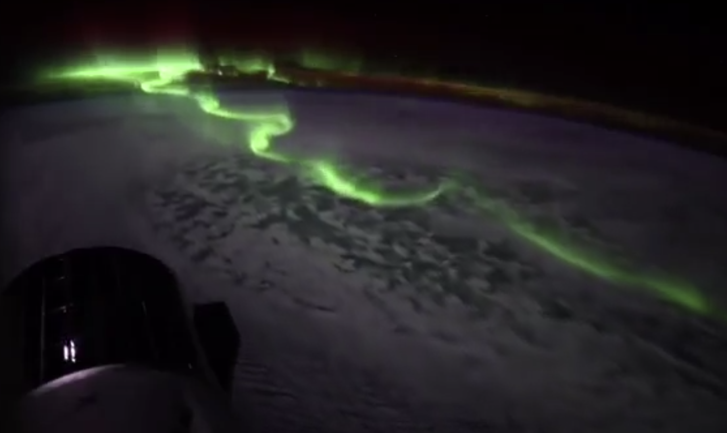 Astronauta de la NASA muestra impresionante aurora austral desde nave Dragon de SpaceX