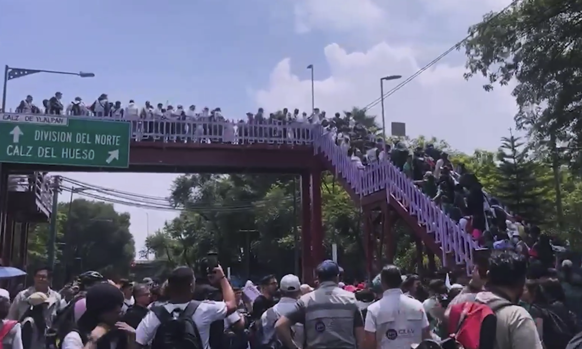 Madres buscadoras brincan cerco policial por un puente peatonal y logran llegar al Estadio Ciudad de México