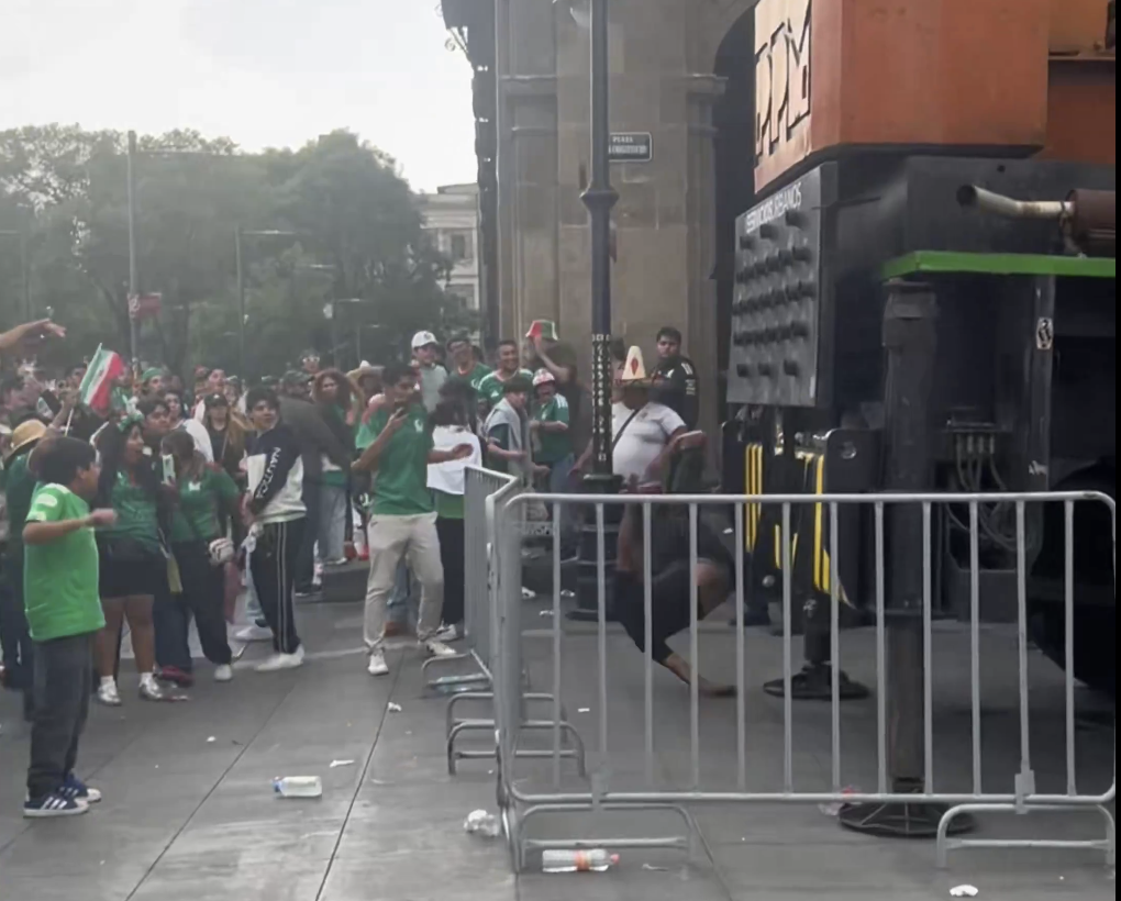 VIDEO: Aficionado casi muere tras caída en el FanFest del Zócalo tras partido México vs Sudáfrica