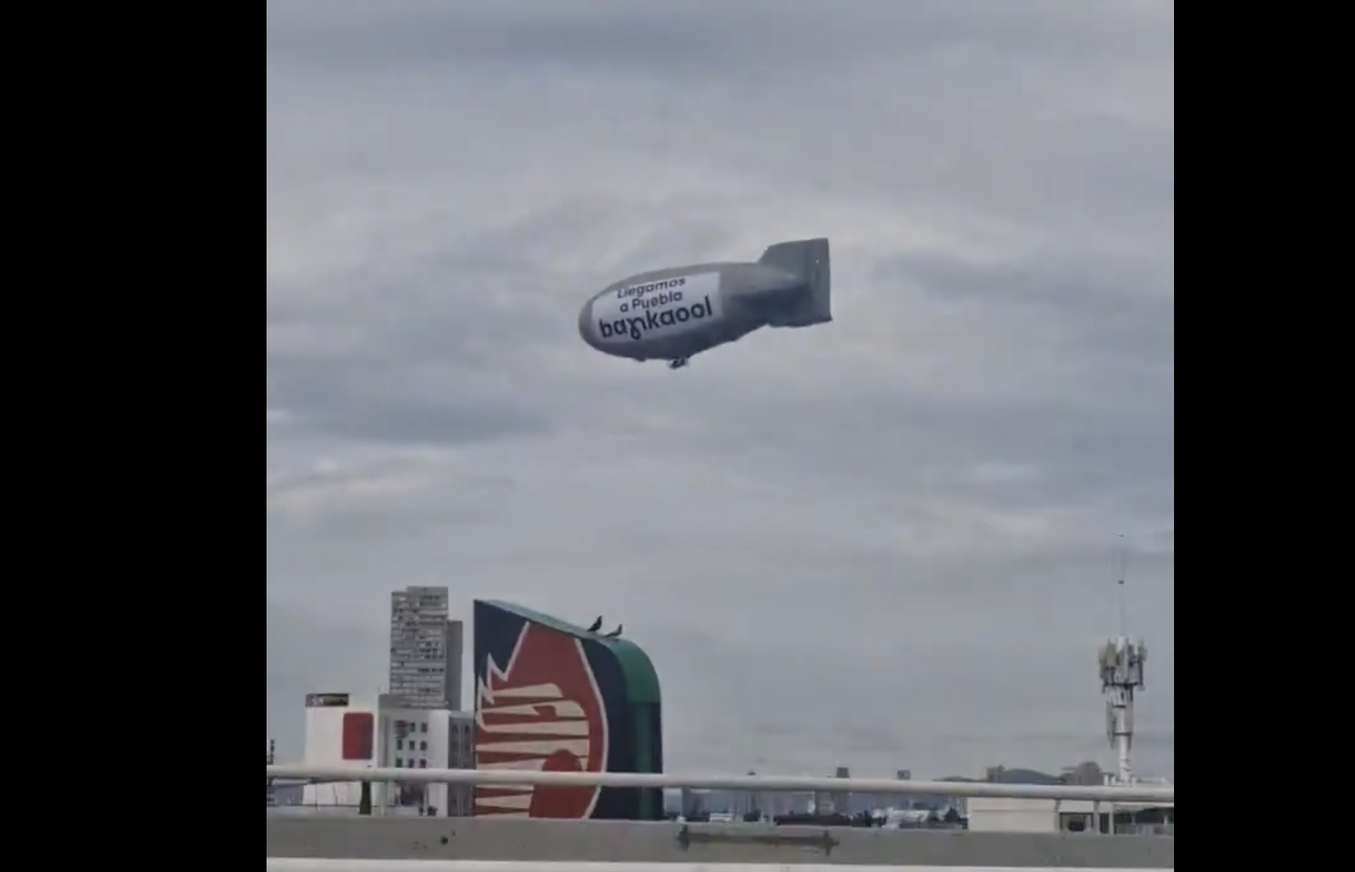 Zeppelín publicitario de Bankaool sorprende a Puebla en apertura de oficinas en Triángulo Las Ánimas