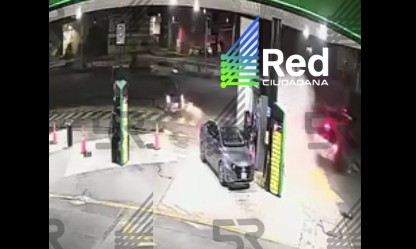 VIDEO: Choque en gasolinera del Periférico Ecológico deja a una persona prensada; conductor se da a la fuga