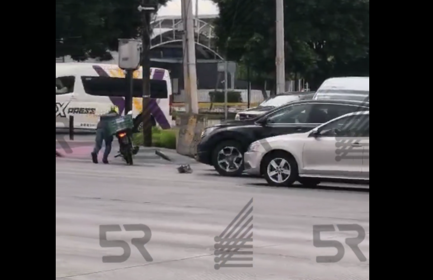 Choque y fuga en bulevar Atlixco: conductor abandona a motociclista herido en una de las vías más transitadas de Puebla
