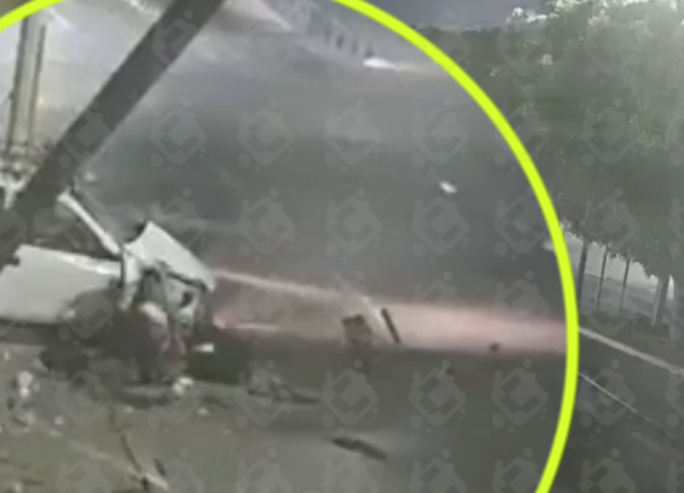 VIDEO: Chevy blanco se estrella contra tienda en 11 Sur; ocupantes huyen tras retirar sus pertenencias