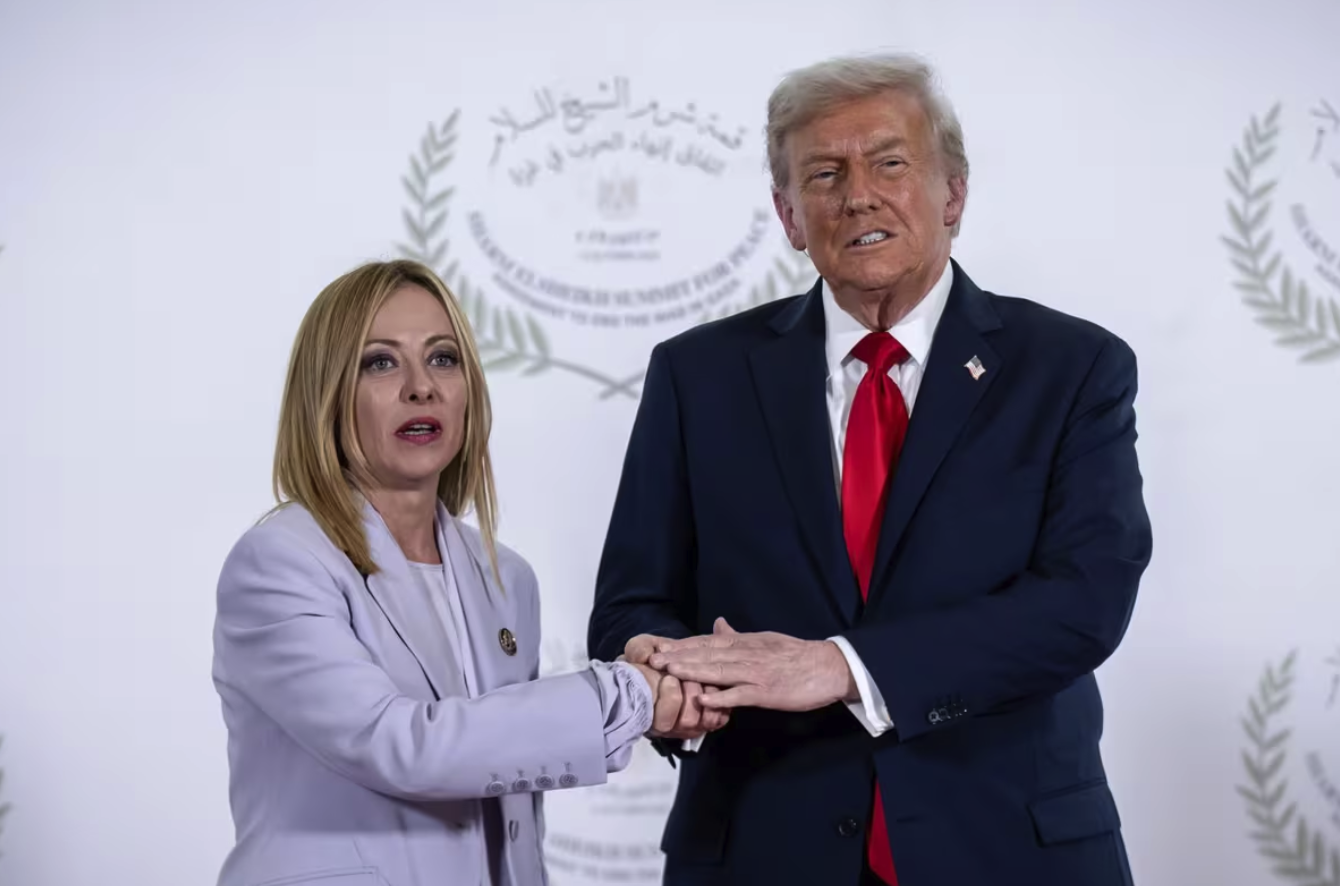 Trump humilla a Meloni: “Me fotografié por pena” y ella responde con firmeza que Italia “no suplica”