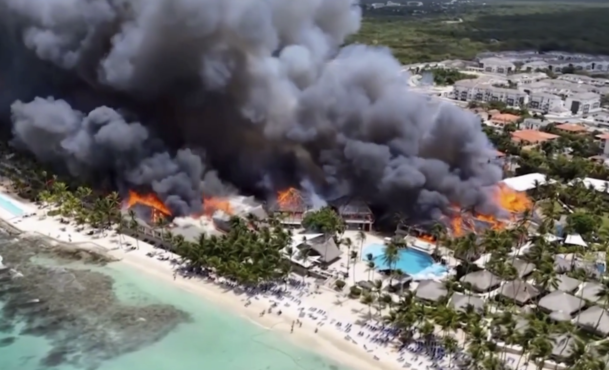 Incendio en resort de lujo en República Dominicana deja una mujer muerta y 1,700 evacuados