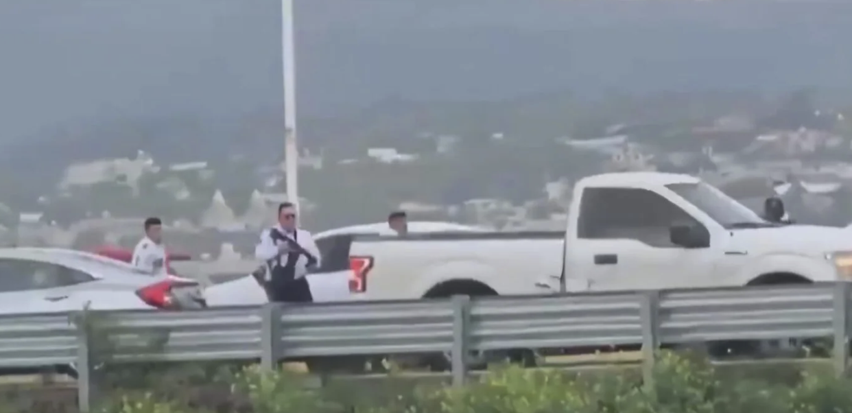VIDEO: Balacera y persecución en sentido contrario paralizan la México-Pachuca el fin de semana