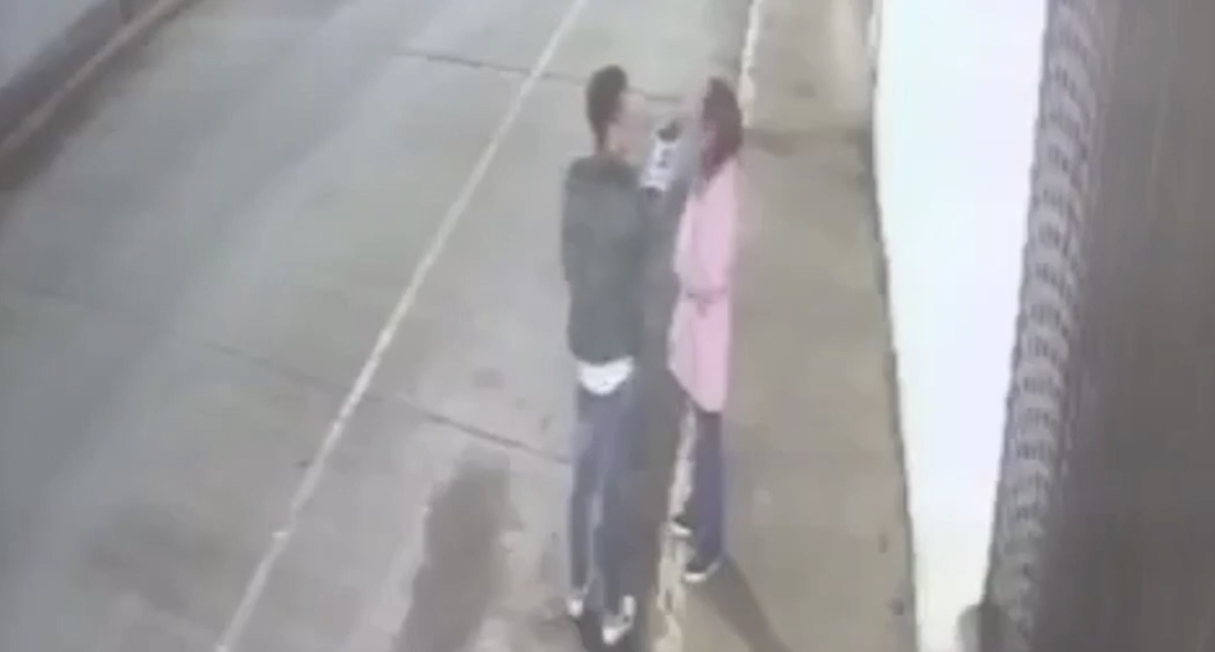 VIDEO indignante: Golpea a su novia en plena calle de San Felipe Hueyotlipan y amenaza con seguir agrediéndola