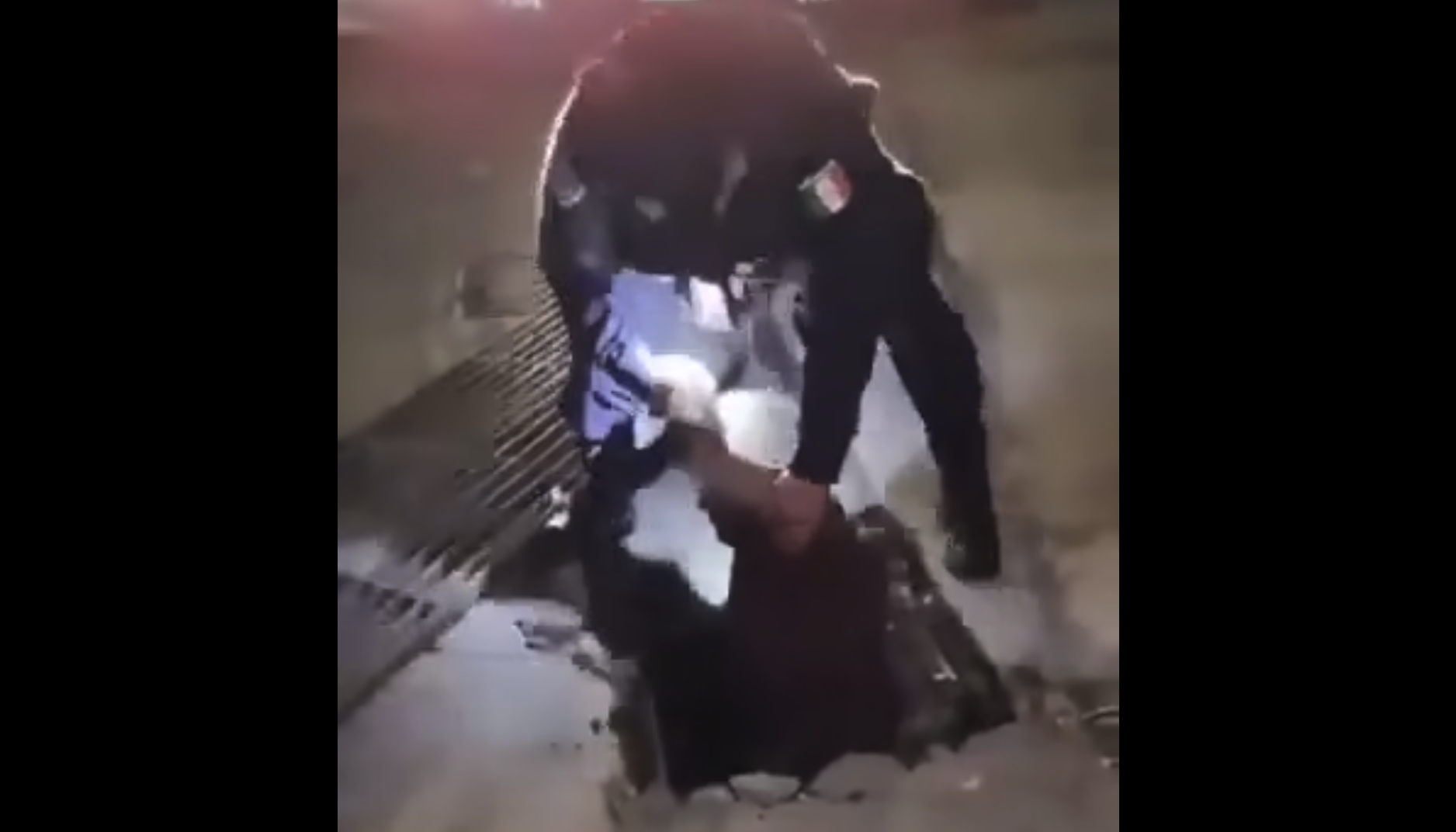 VIDEO: rescatan a hombre atrapado más de ocho horas en alcantarilla