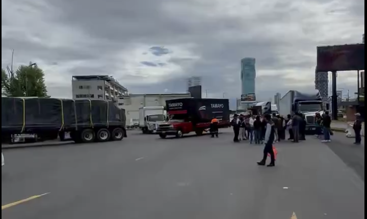 Transportistas rompen acuerdos y bloquean carreteras en Puebla pese a anuncio oficial