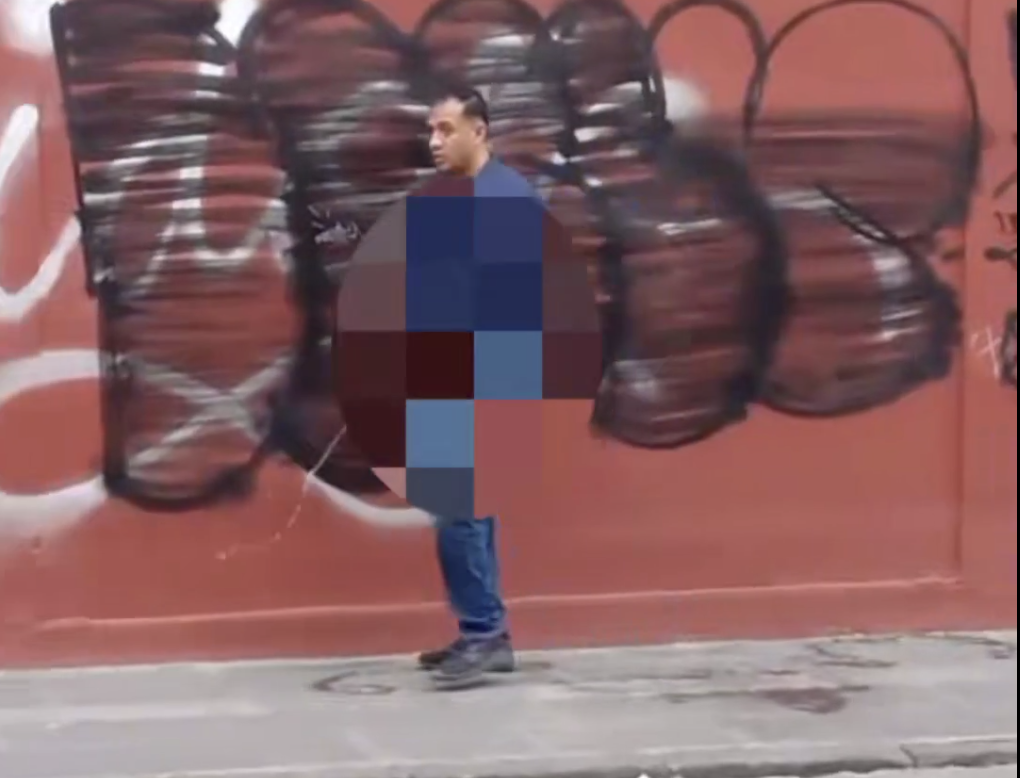 VIDEO: Alertan por pervertido toqueteándose cerca de una escuela en Puebla