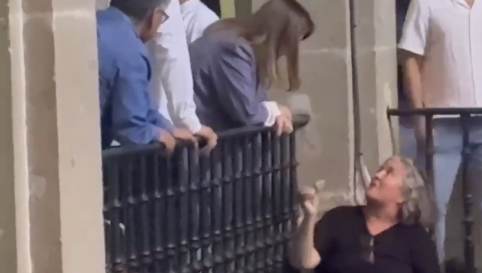 VIDEO: Persona con discapacidad amenaza con lanzarse desde Palacio de Gobierno en Morelos; gobernadora interviene para evitar tragedia