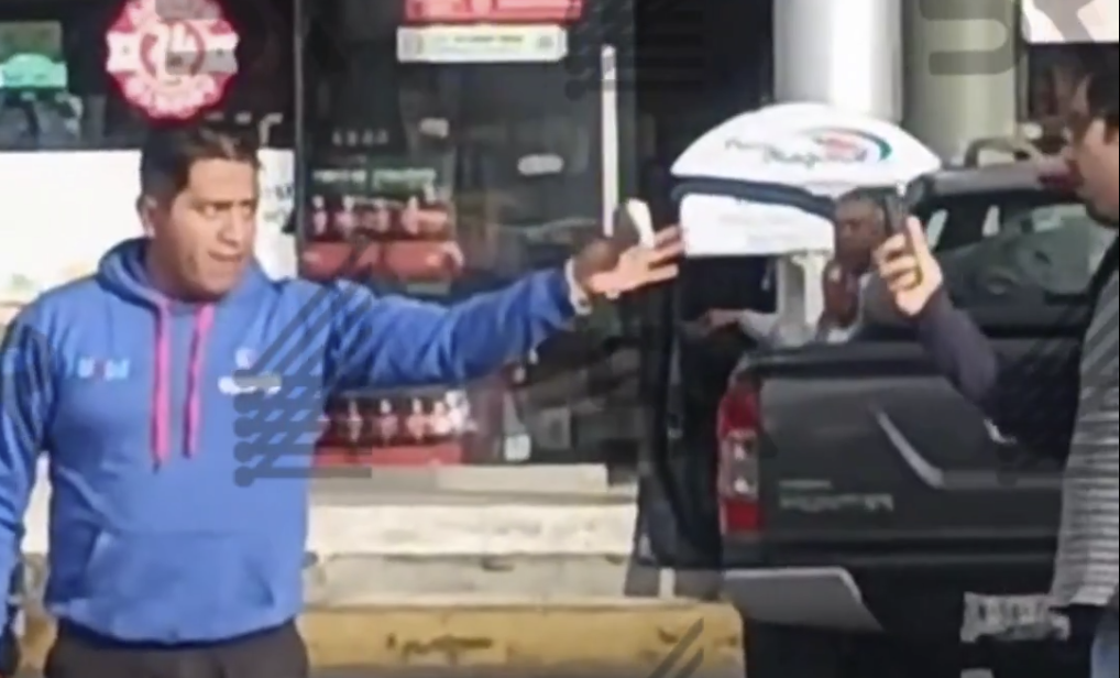 VIDEO: Cliente intenta pagar con billete falso y desata pleito en gasolinera de Puebla