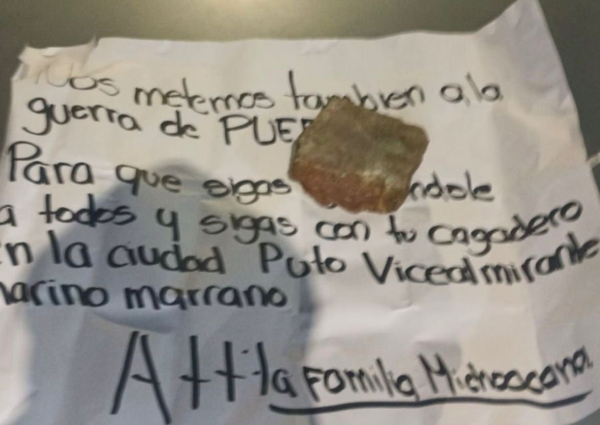 Narcomanta y coche incendiado: La Familia Michoacana estaría detrás de los 2 cuerpos encontrados esta mañana