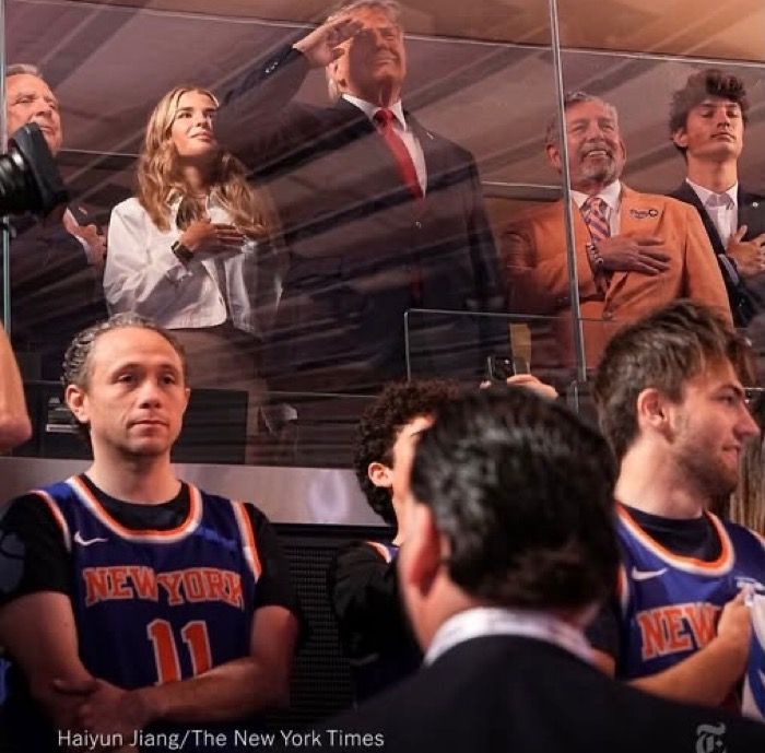 Titular de SAT de Quintana Roo, Héctor Contreras, captado en juego final de la NBA en día hábil y en zona VIP de Nueva York