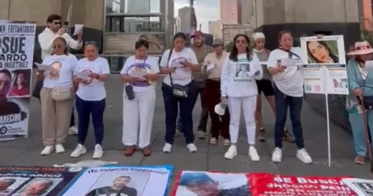 VIDEO: Con «Cielito Lindo», madres buscadoras llevan su protesta al Monumento a la Revolución