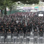 Madres buscadoras brincan cerco policial por un puente peatonal y logran llegar al Estadio Ciudad de México