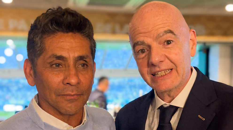 Gianni Infantino cede su lugar a Jorge Campos en el palco presidencial del México vs Corea del Sur