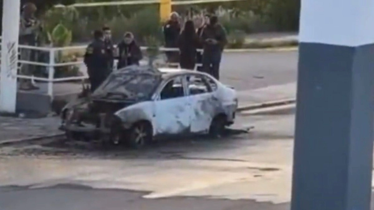 Dos cuerpos calcinados en auto abandonado paralizan el Periférico Ecológico de Puebla