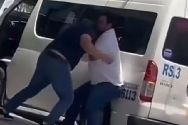 VIDEO: Chofer de transporte público y automovilista protagonizan violenta riña en el centro de Izúcar de Matamoros