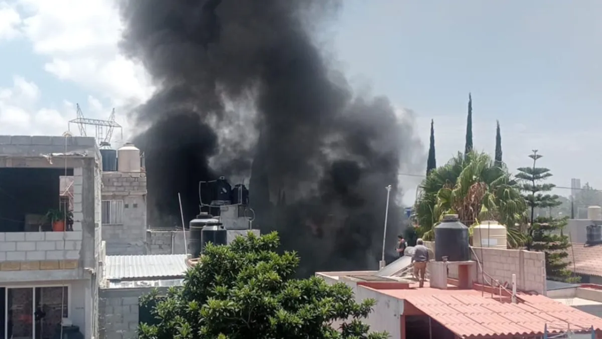 VIDEO: Explosión e incendio paralizan Geovillas del Sur en Puebla esta mañana