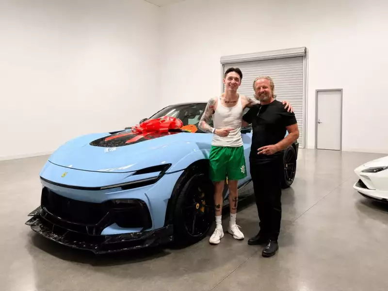 Peso Pluma se regala Ferrari de lujo tras ruptura con Kenia Os y desata polémica