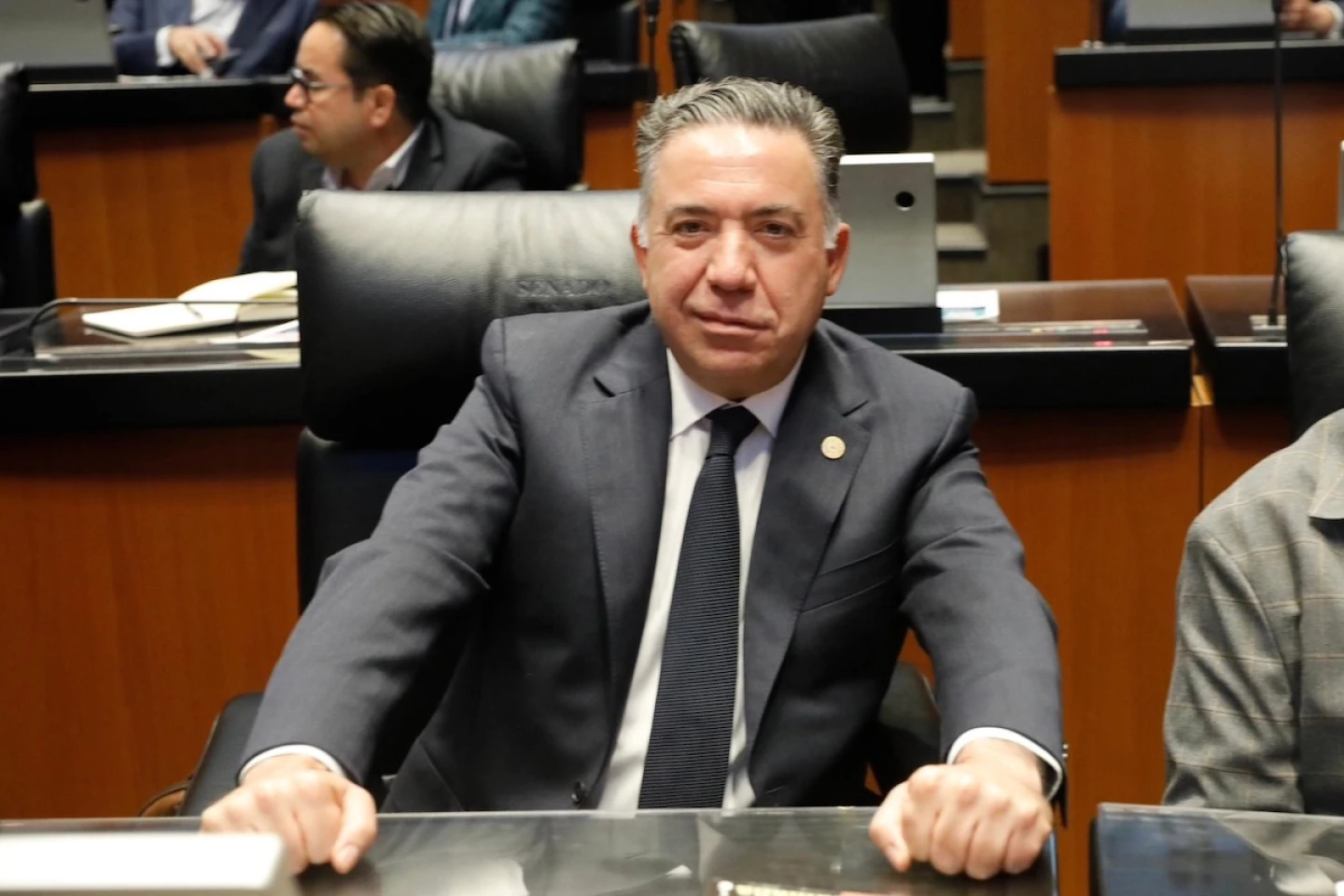 Enrique Inzunza defiende su permanencia en el Senado pese a graves acusaciones internacionales