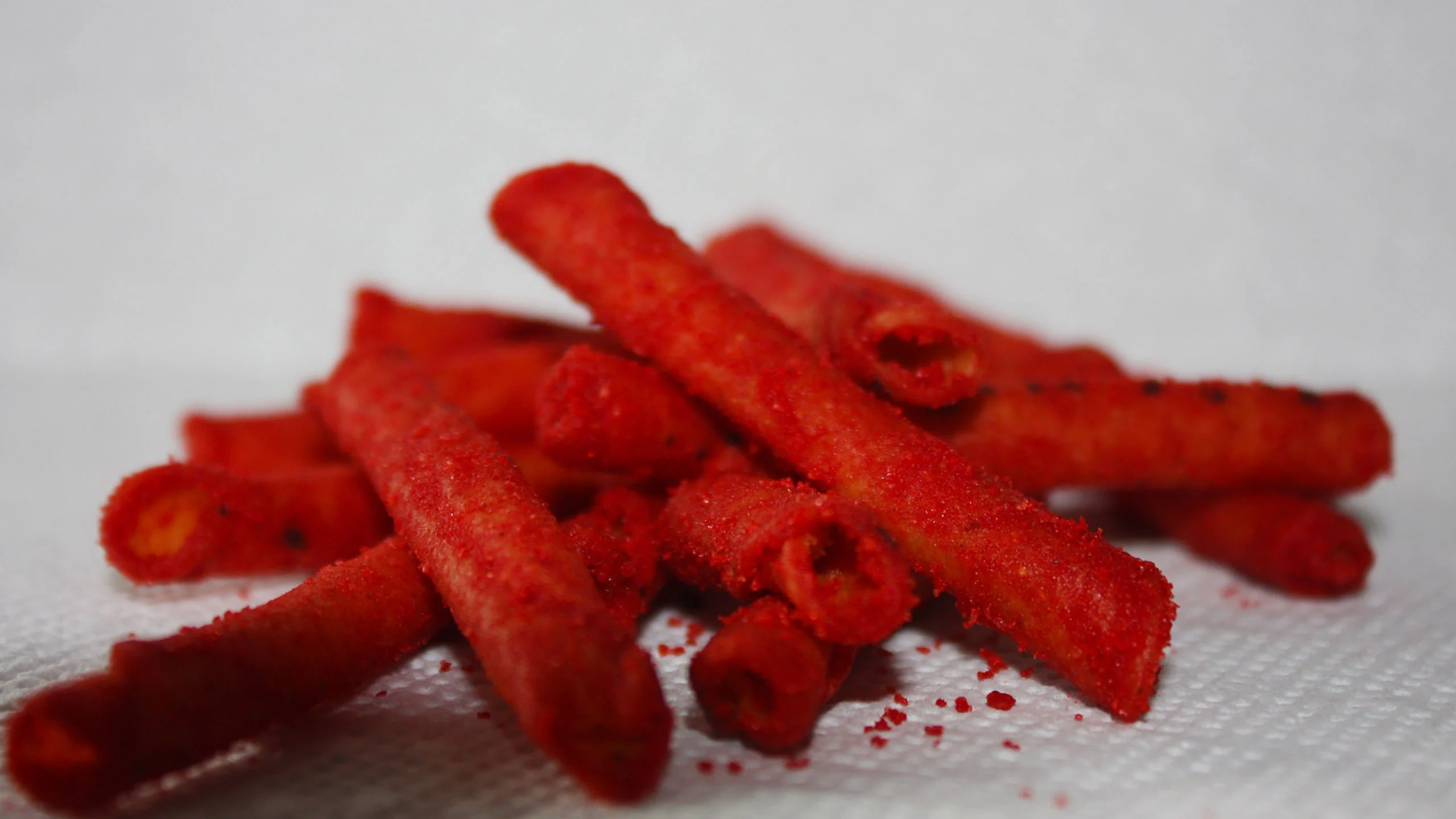 Cofepris prohíbe el colorante rojo 3 por riesgos cancerígenos en alimentos mexicanos