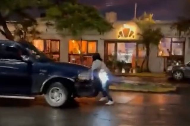 VIDEO fuerte: Conductor huye tras atropellar a motorepartidora en Tehuacán: caos vial y falta de orden persisten