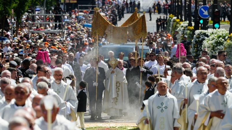 León XIV reúne a 1.5 millones en Madrid y revive la tradición del Corpus Christi