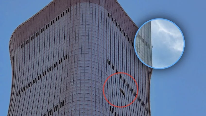 VIDEO: Avión se estrella contra el rascacielos más alto de Beijing en un hecho sin precedentes