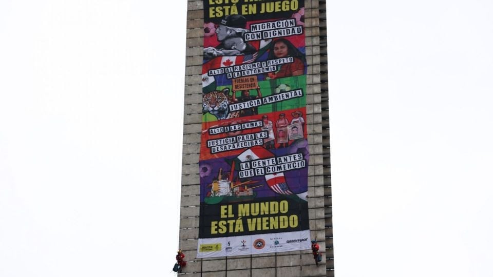 Activistas escalan la Estela de Luz y despliegan protesta en plena Ciudad de México antes del Mundial