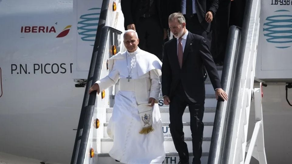 Falla técnica en avión del Papa León XIV frena su regreso a Roma desde España