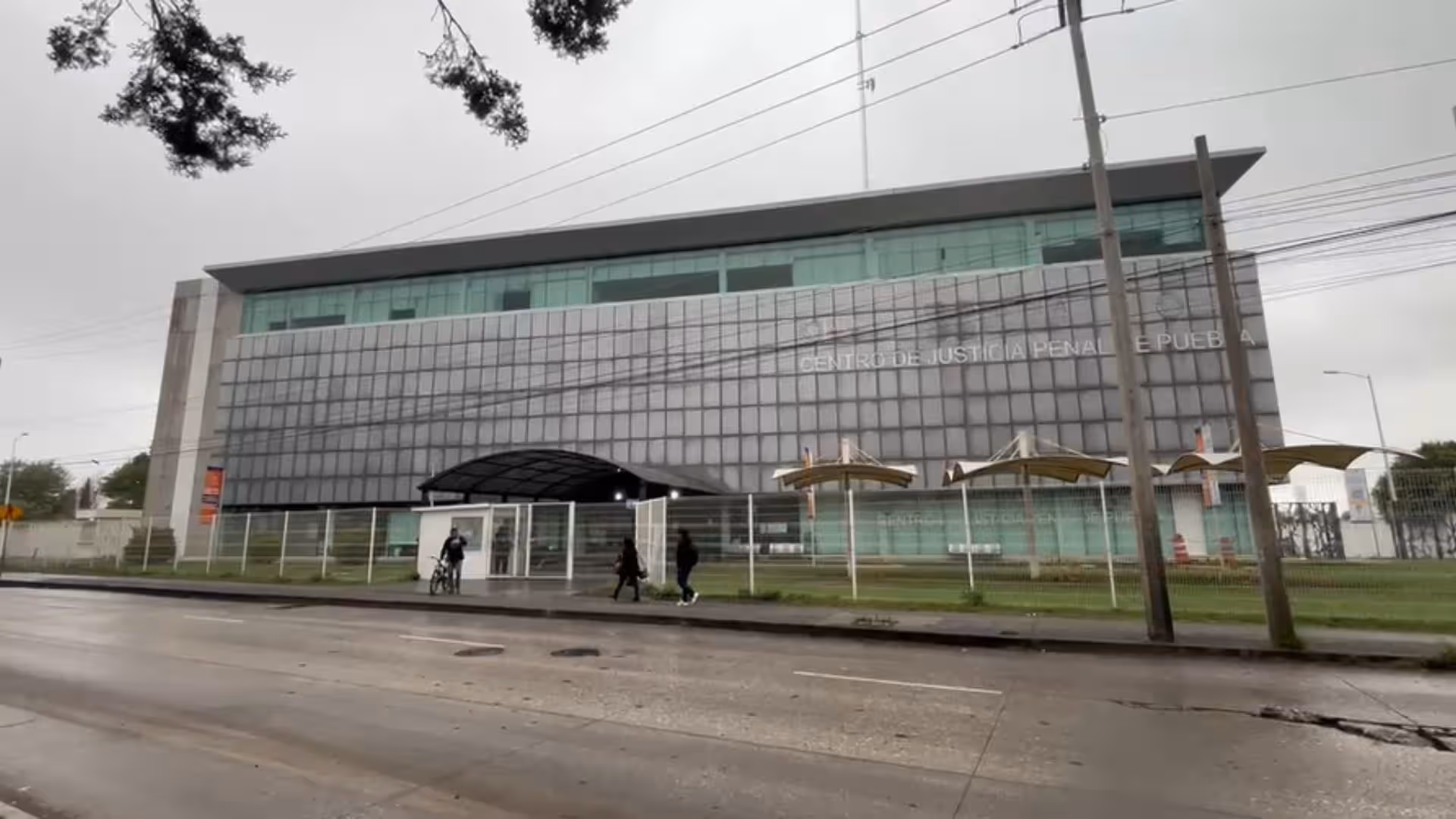 Peligroso secuestrador se fuga en Puebla durante traslado; detienen a dos policías custodios