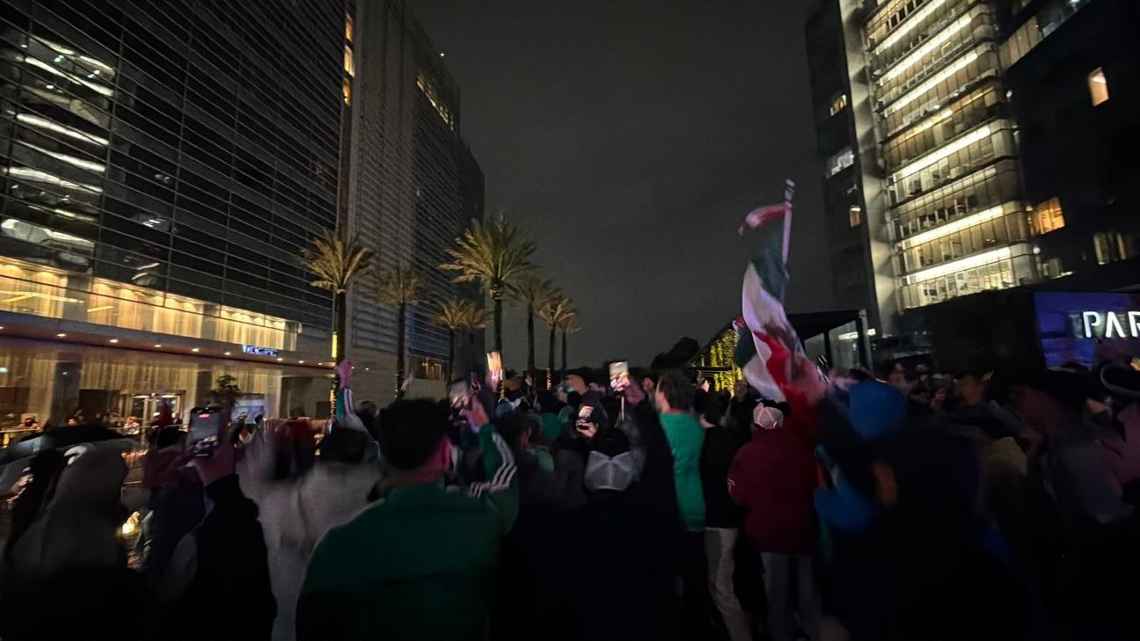 VIDEO: Aficionados mexicanos desatan caos nocturno en Santa Fe para impedir descanso a Ecuador antes del partido