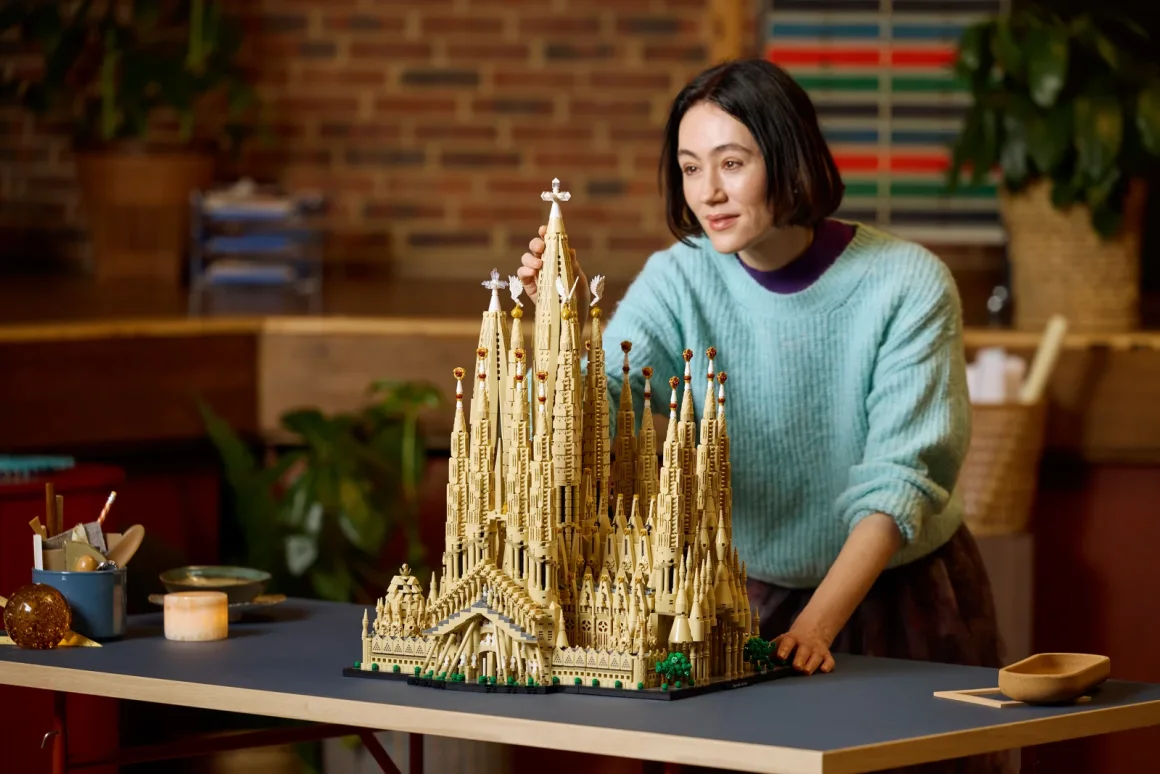 Lego desafía a los fanáticos con su set más ambicioso: la Sagrada Familia en 12,060 piezas y 17,999 pesos