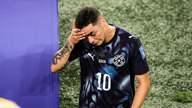 ¡Histórico en el Mundial!: expulsan a jugador paraguayo por taparse la boca durante un altercado