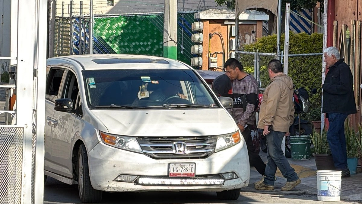 VIDEO: Se entrega el hombre armado que mantienía secuestrados a seis familiares en Tecámac por más de 24 horas