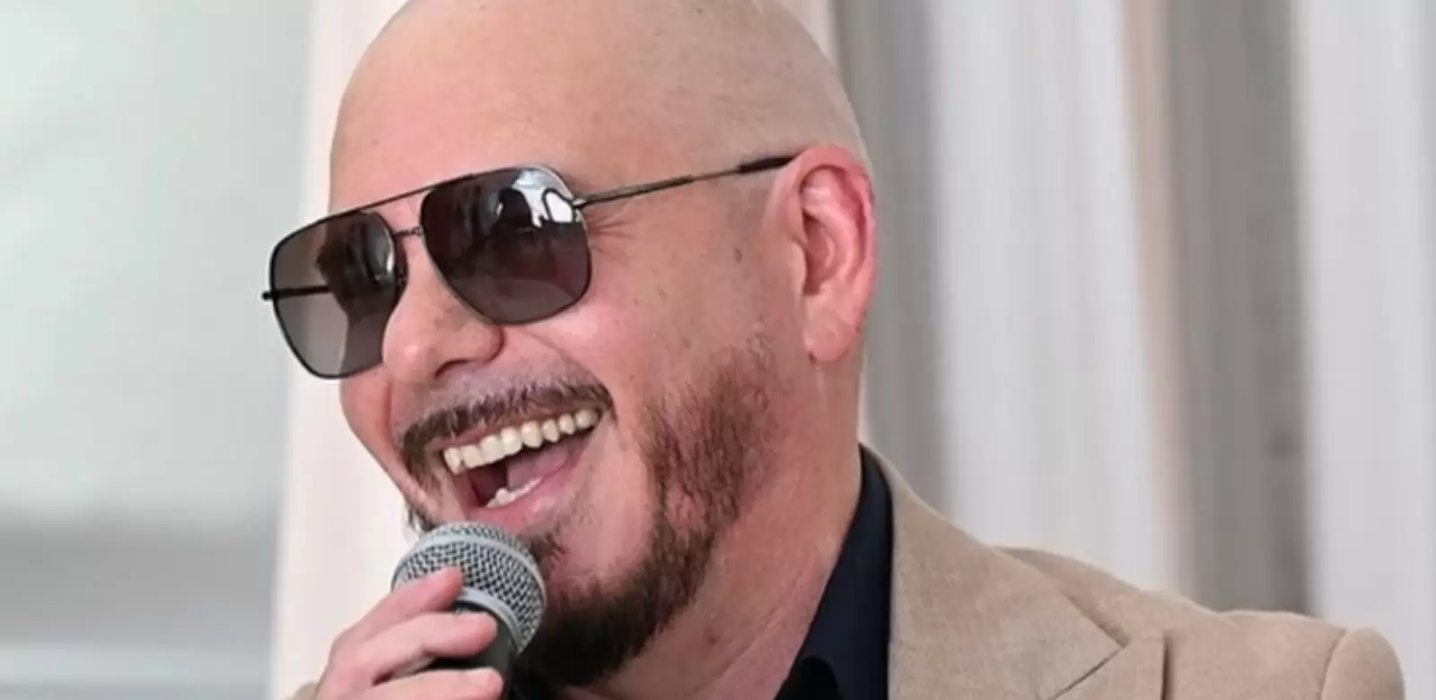 Pitbull impone récord Guinness con más de 22 mil calvas postizas en Londres