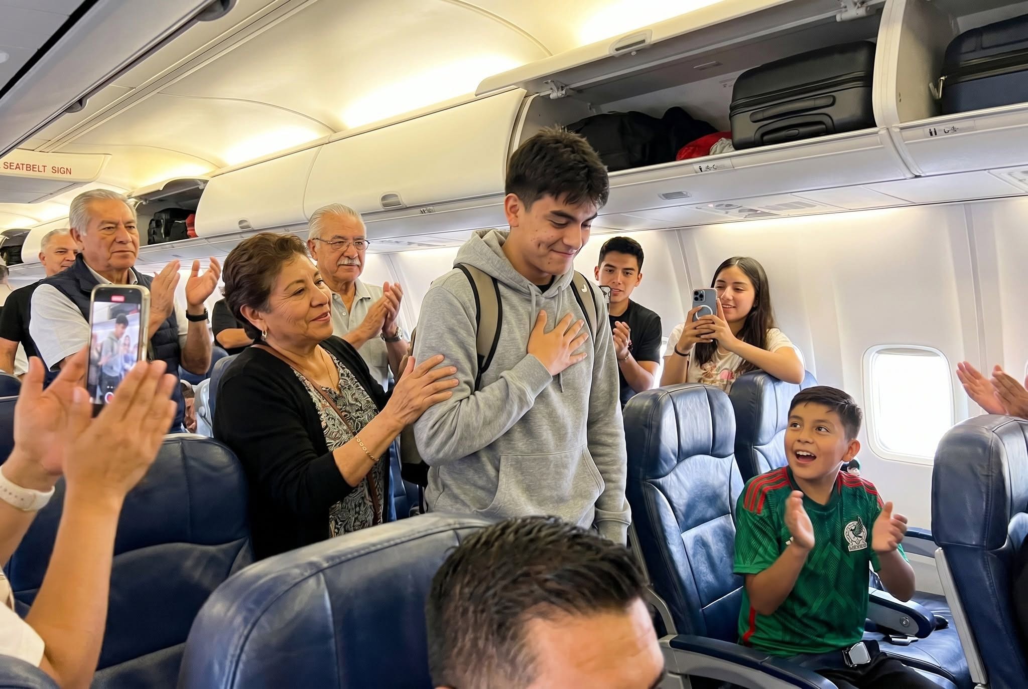 Gilberto Mora, ovacionado en su regreso a Tijuana, pero ¿a qué precio para un menor de edad?