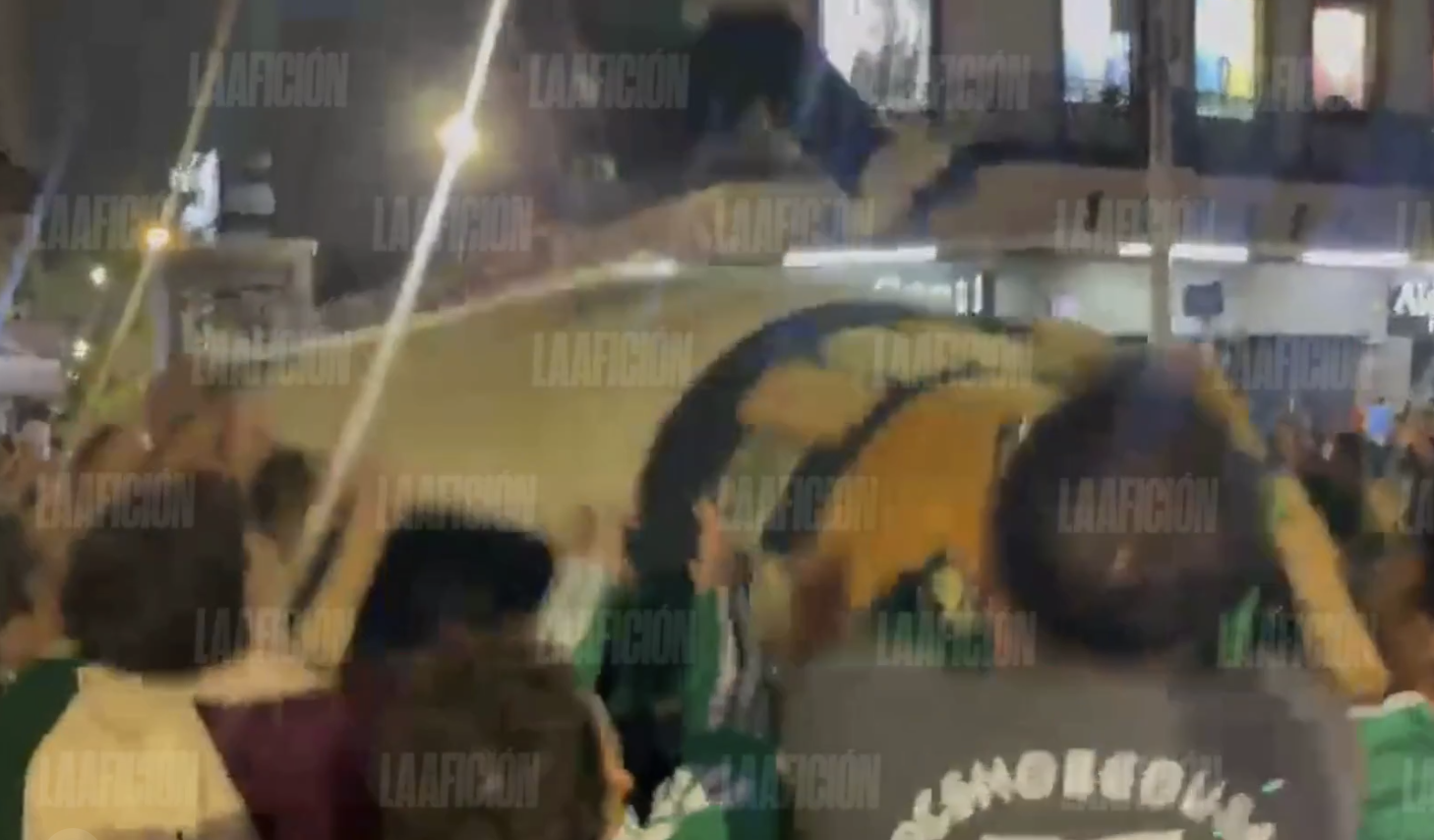 VIDEO: «No se murió»; joven cae brutalmente al pavimento en festejos por triunfo de México en Guadalajara