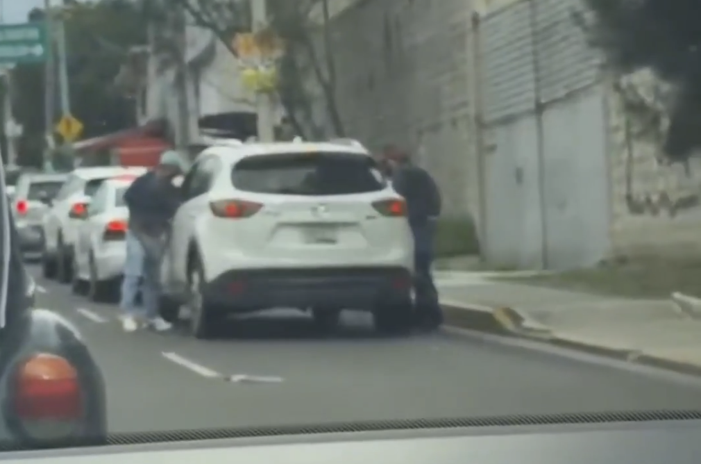 VIDEO: Comando armado asalta a automovilista en plena hora pico en Antuñano